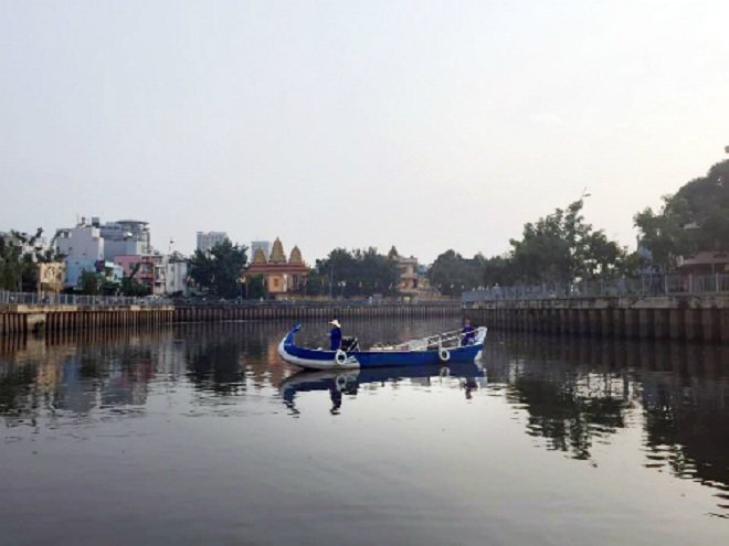 Du thuyền kênh Nhiêu Lộc: Tour du lịch sông nước này cho bạn cảm giác Sài Gòn bình yên và trầm mặc từ giai điệu từ chiếc kèn harmonica, những câu hát đờn ca tài tử. Thuyền xuất bến ở bến thuyền Lê Văn Sỹ (quận 3) hoặc bến Thị Nghè (quận 1), đưa bạn đi 4,5 km trên dòng kênh Nhiêu Lộc uốn lượn quanh co theo những thăng trầm của Sài Gòn. Giá cho một người đi trên thuyền Phụng (3-5 người/ thuyền) là 220.000 đồng và vé trên thuyền Qui (10-22 người/ thuyền) là 110.000 đồng. 